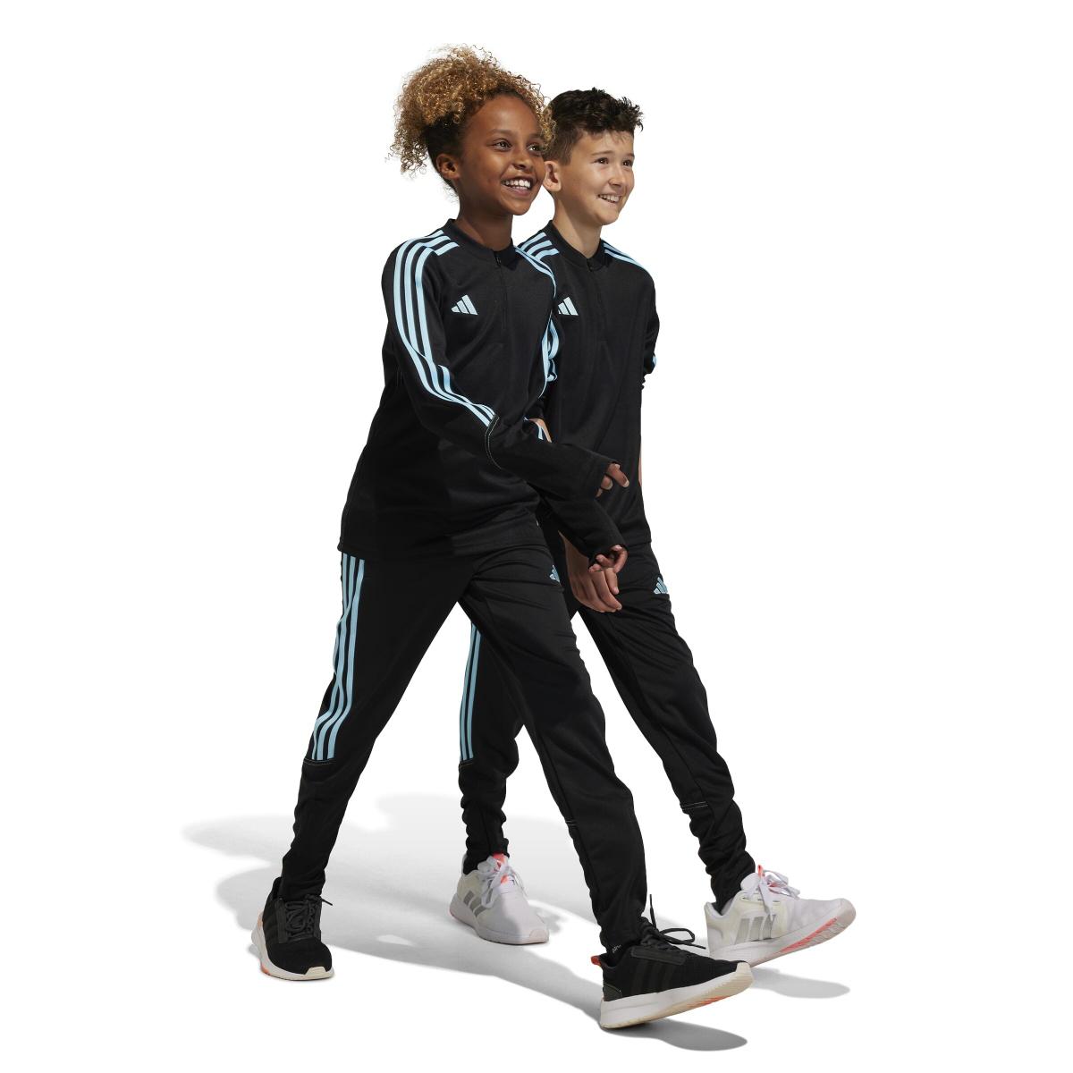 product/2/0/2025_09_adidas_il9557_8_apparel_on_model_standard_unisex_pair_shot_white.jpg