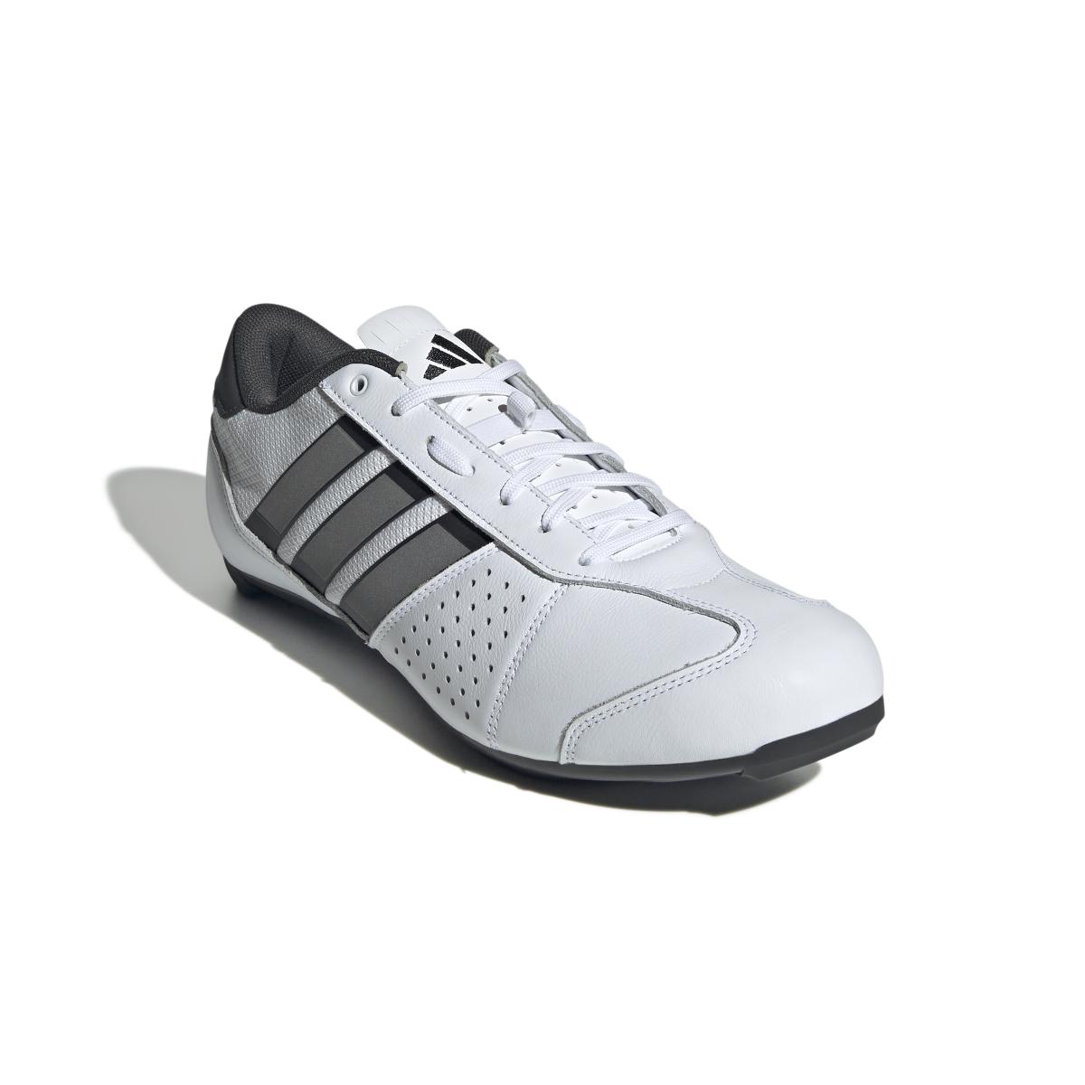 product/2/0/2025_10_adidas_ie1396_6_footwear_photography_front_lateral_top_view_white.jpg