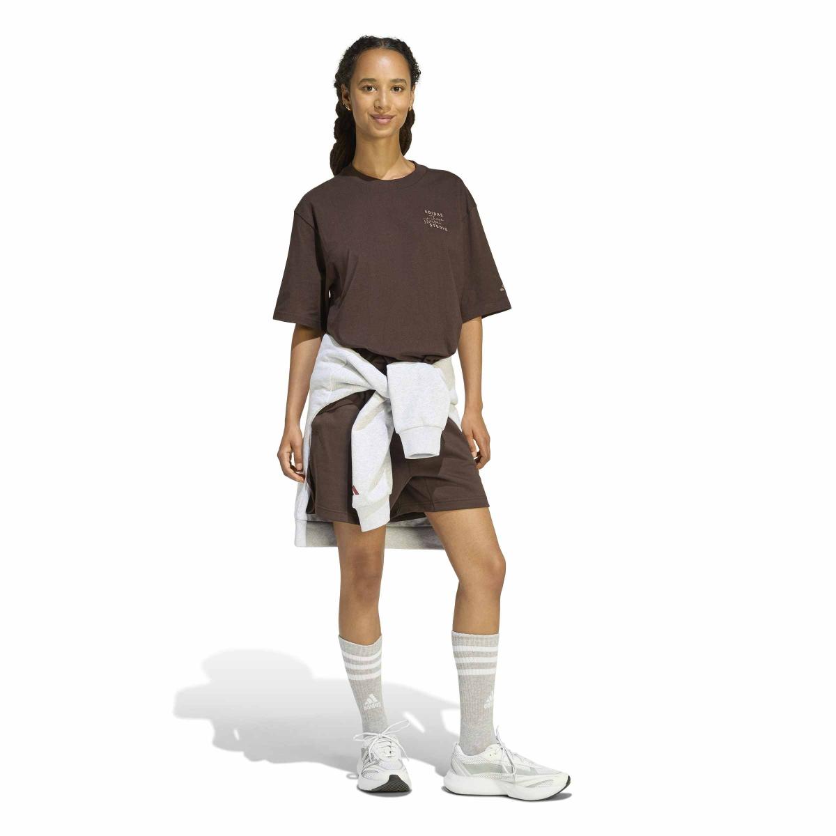 product/2/0/2025_10_adidas_kt3274_2_apparel_on_model_walking_view_white.jpg