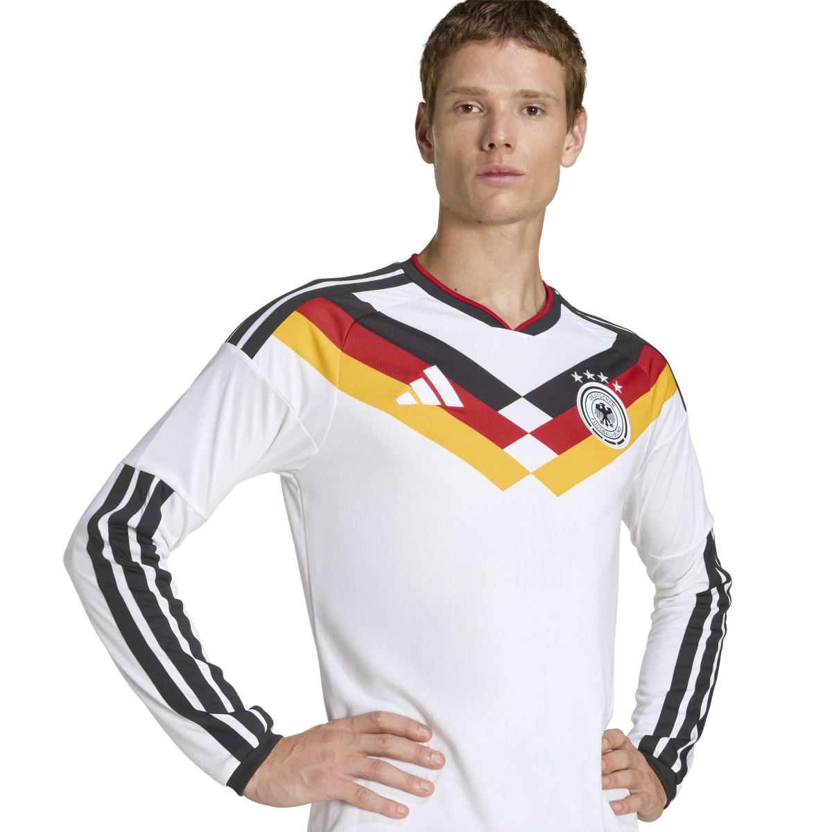 product/2/0/2025_11_12_adidas_jm1380_8_apparel_on_model_detail_view_2_white.jpg