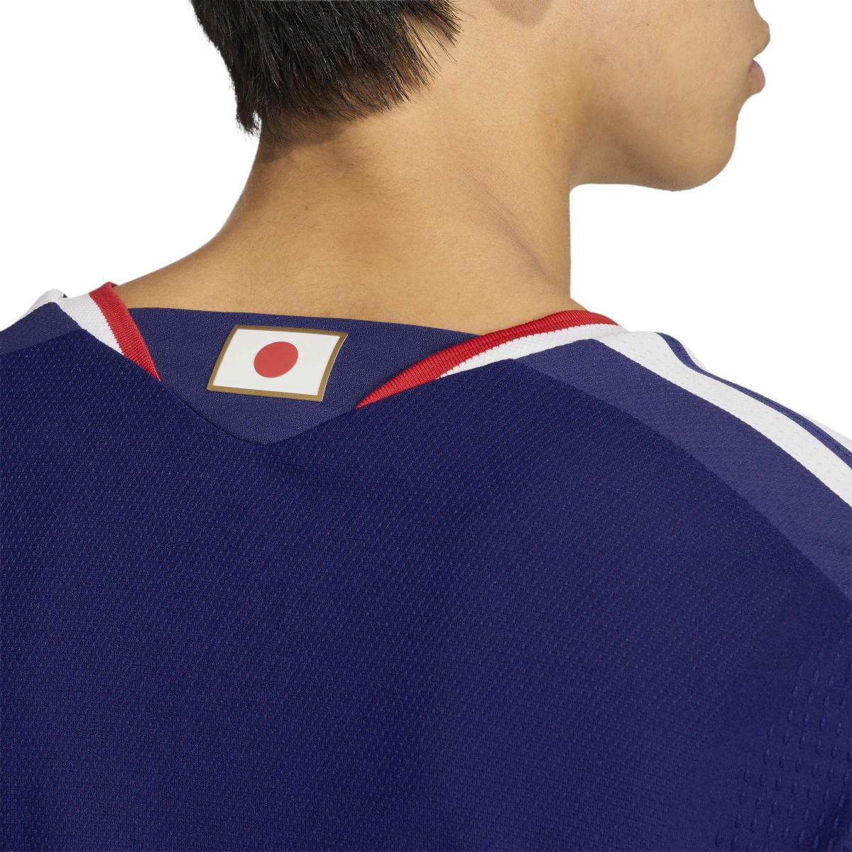 product/2/0/2025_11_12_adidas_jn1867_8_apparel_on_model_detail_view_2_white.jpg