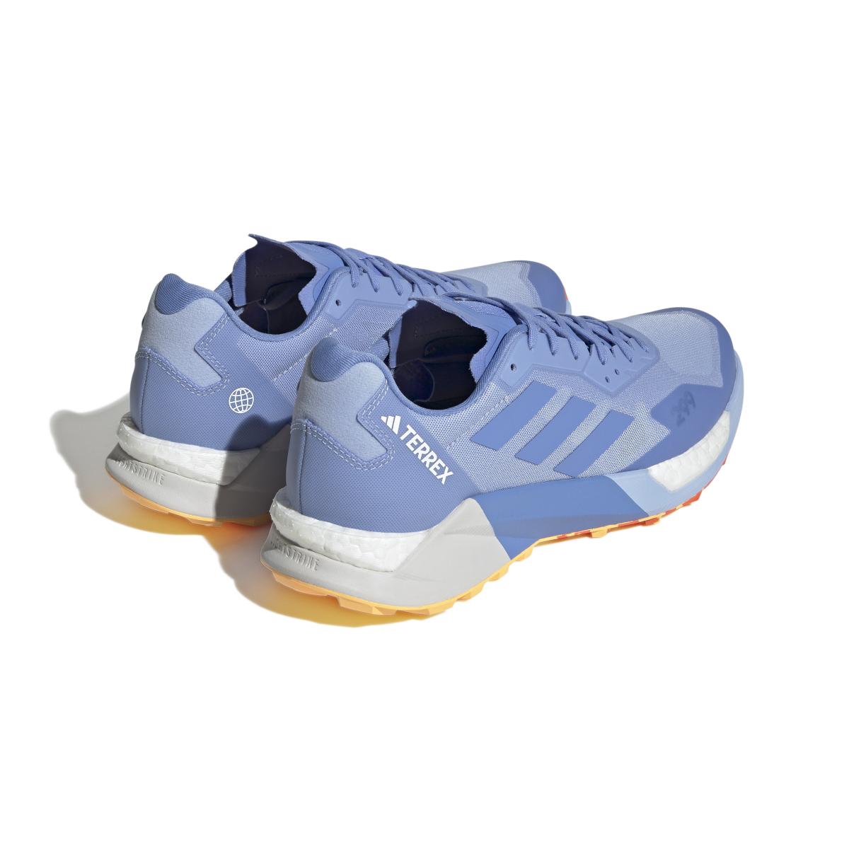product/a/d/adidas_hr1082_7_footwear_photography_back_lateral_top_view_white_000.jpg