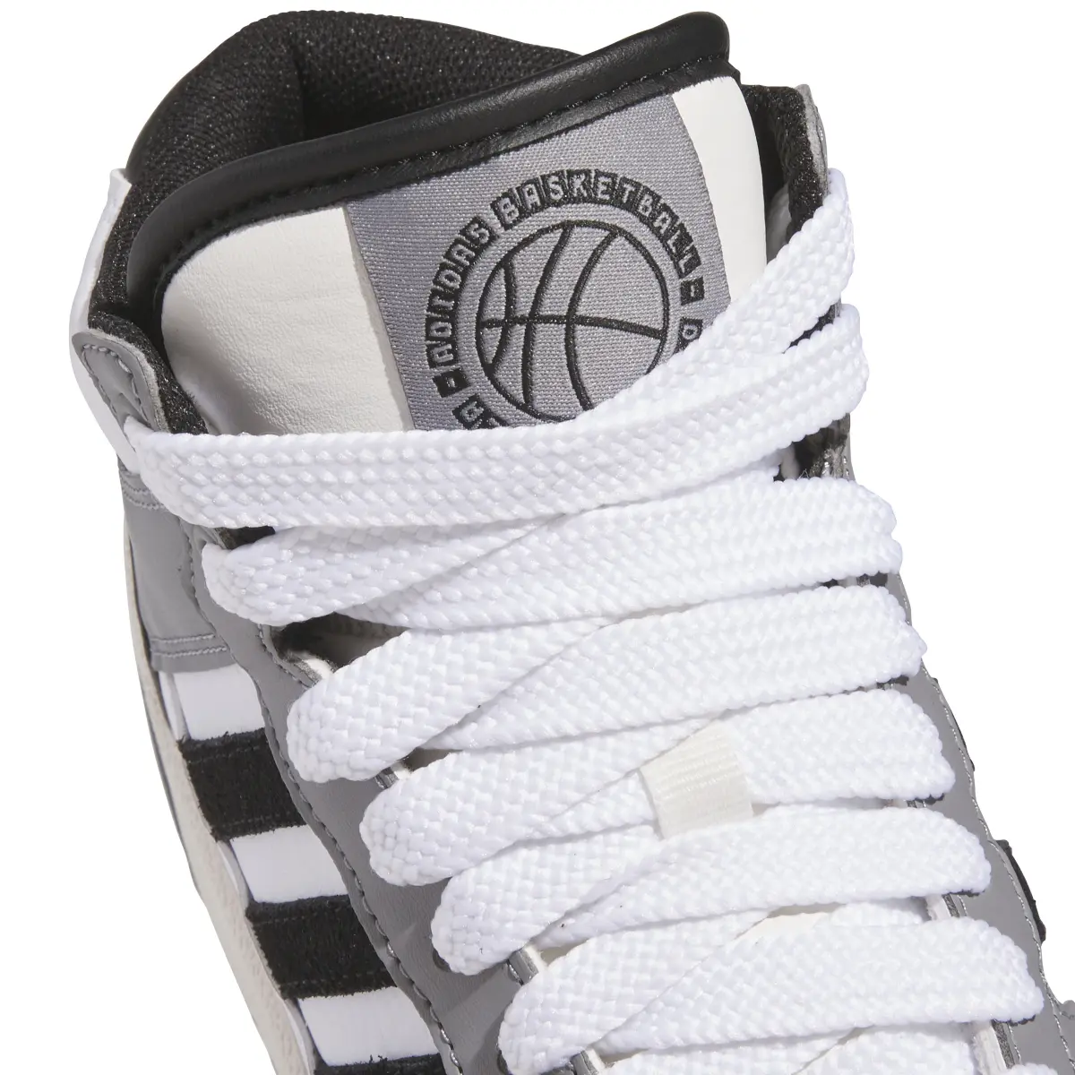 product/a/d/adidas_jr0191_8_footwear_photography_detail_view_1_white-nw111924.jpg