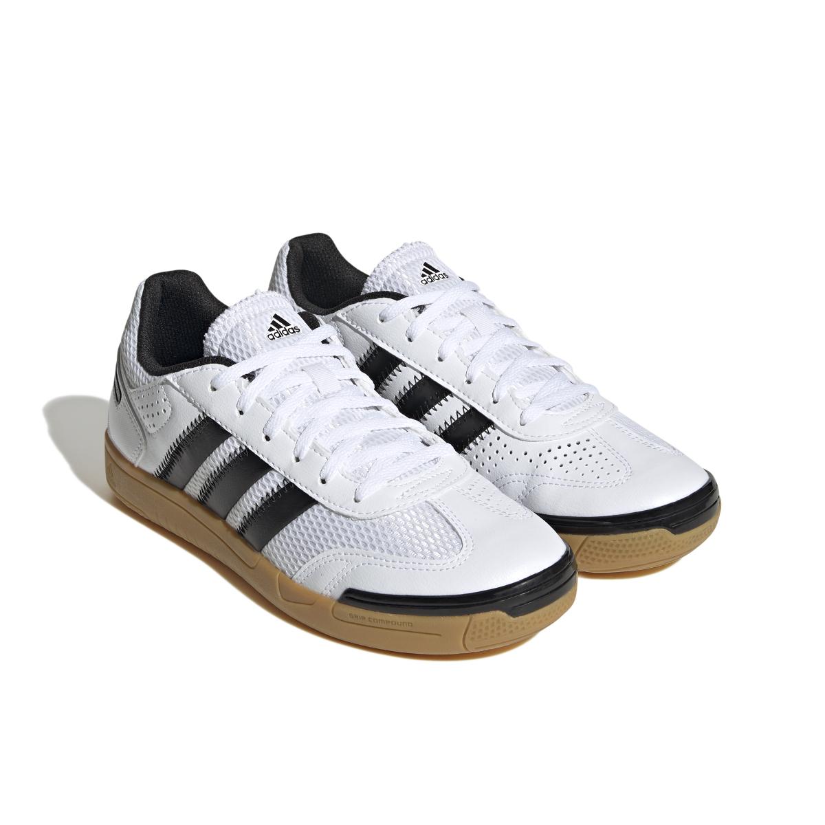 product/a/d/adidas_q20927_7_footwear_photography_front_lateral_top_view_white_000.jpg
