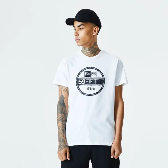 0193325690527 - New Era NE Estl Visor Sticker Tee Herren NE LOGO Weiß