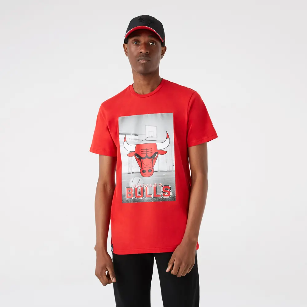 0195600827307 - New Era Herren T-Shirt NBA Photographic Tee CHICAGO BULLS Rot 0195600827307 - New Era Herren T-Shirt NBA Photographic Tee CHICAGO BULLS Rot