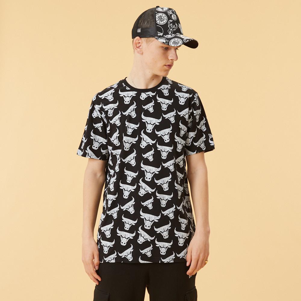 0196172402725 - New Era Herren T-Shirt Aop Distressed Logo Tee CHICAGO BULLS Schwarz 0196172402725 - New Era Herren T-Shirt Aop Distressed Logo Tee CHICAGO BULLS Schwarz