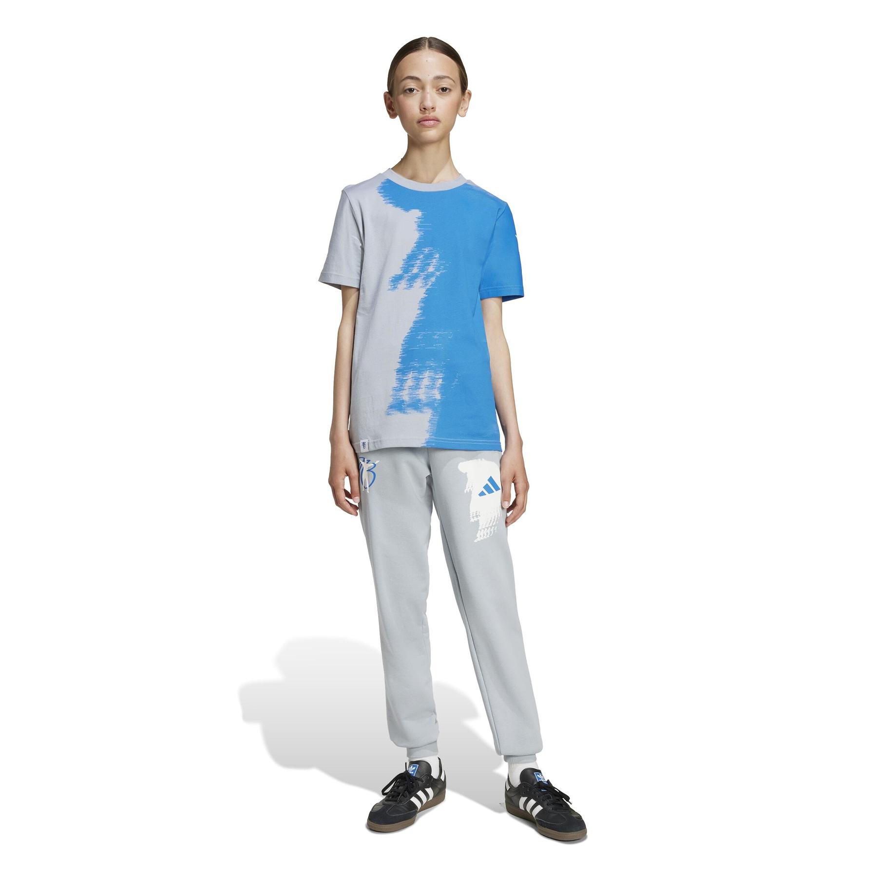 product/2/0/2025_09_adidas_jx3931_4_apparel_on_model_walking_view_white.jpg