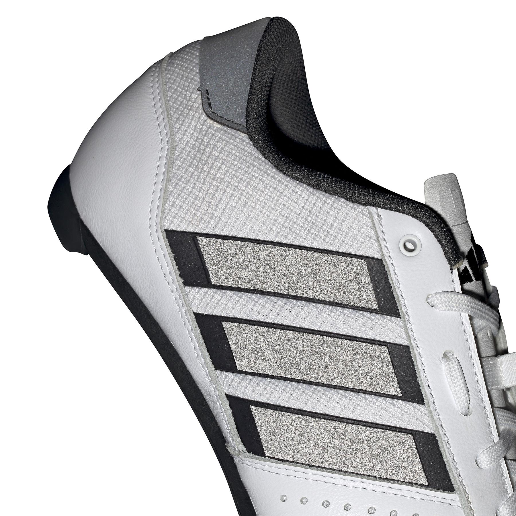 product/2/0/2025_10_adidas_ie1396_13_footwear_photography_reflective_detail_white.jpg