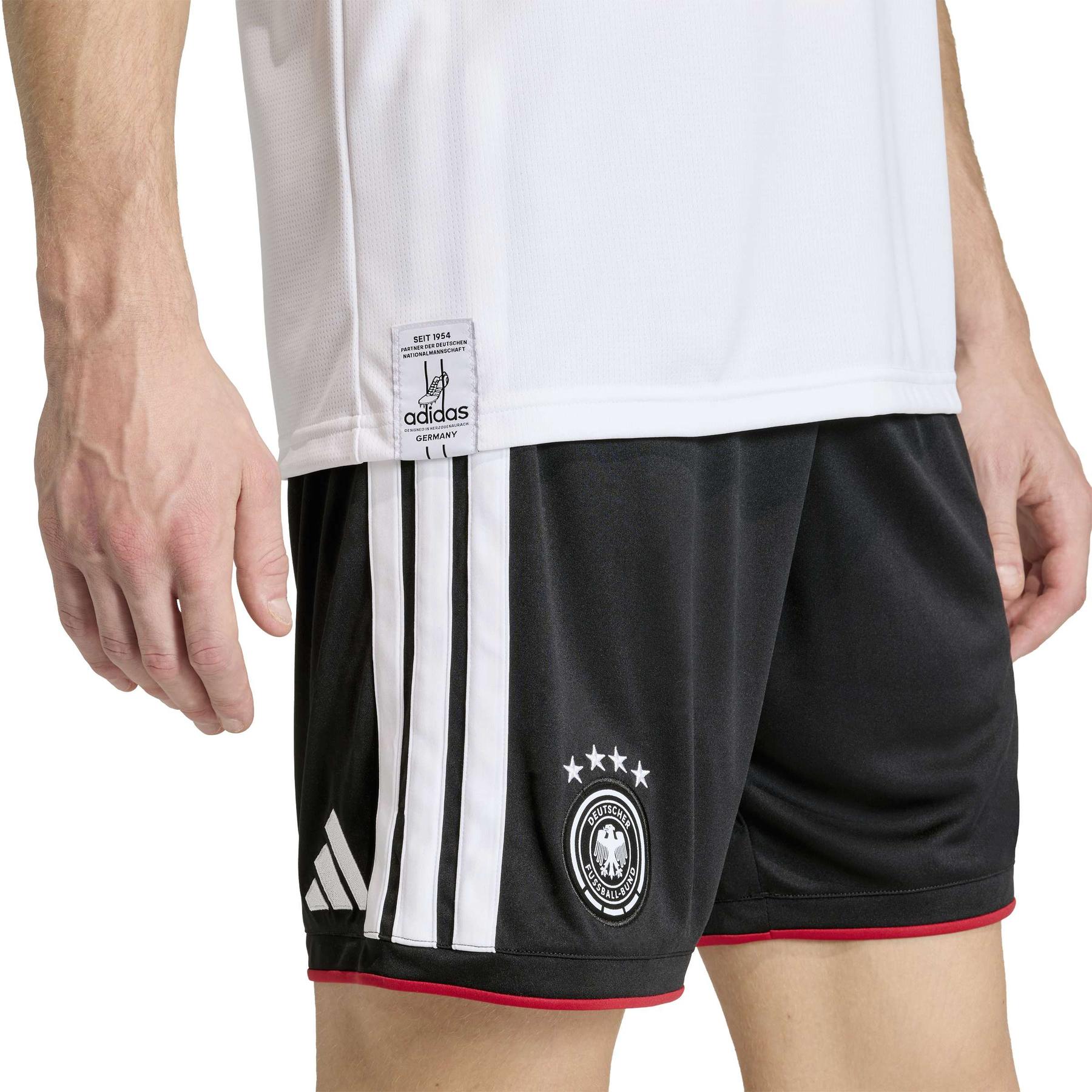 product/2/0/2025_11_12_adidas_jn2068_7_apparel_on_model_detail_view_2_white.jpg