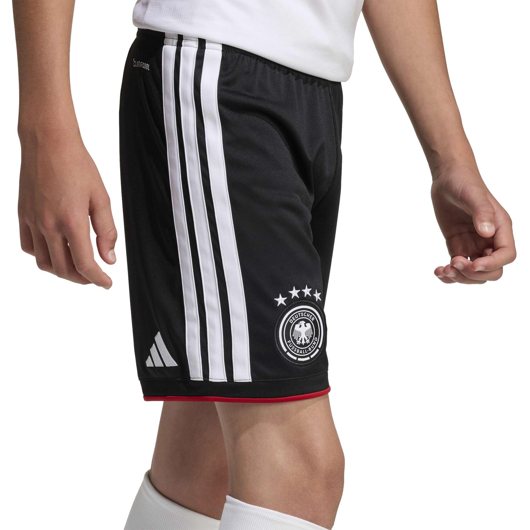 product/2/0/2025_11_12_adidas_jz4562_5_apparel_on_model_detail_view_1_white.jpg