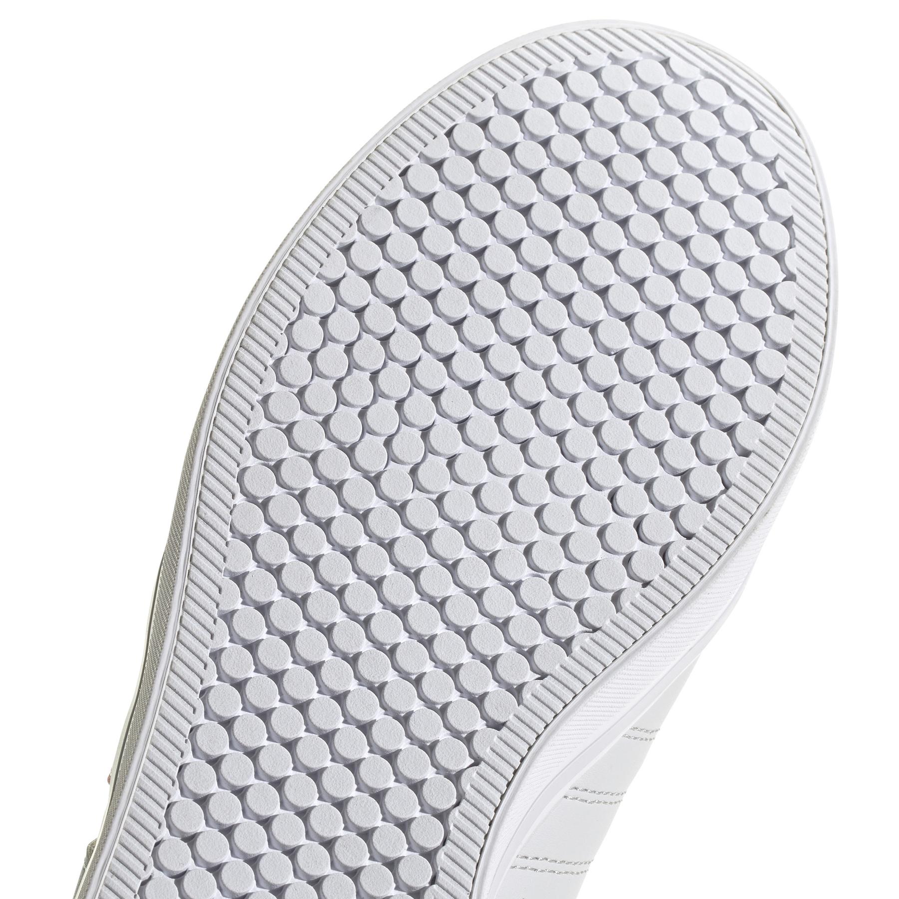 product/a/d/adidas_hp6013_9_footwear_photography_detail_view_2_white-nw052424.jpg