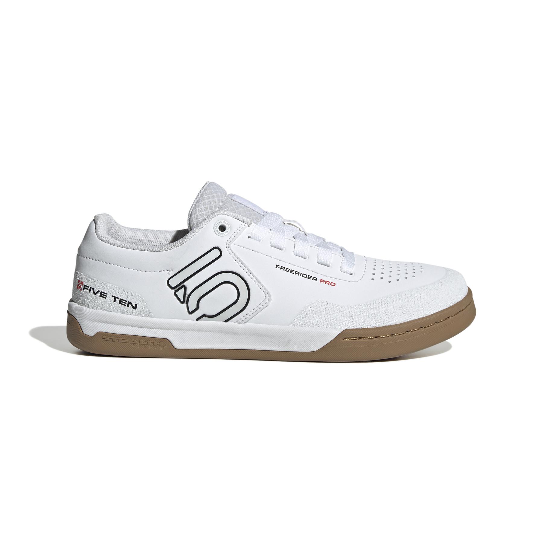 product/a/d/adidas_ih0815_1_footwear_photography_side_lateral_center_view_white-nw091625.jpg