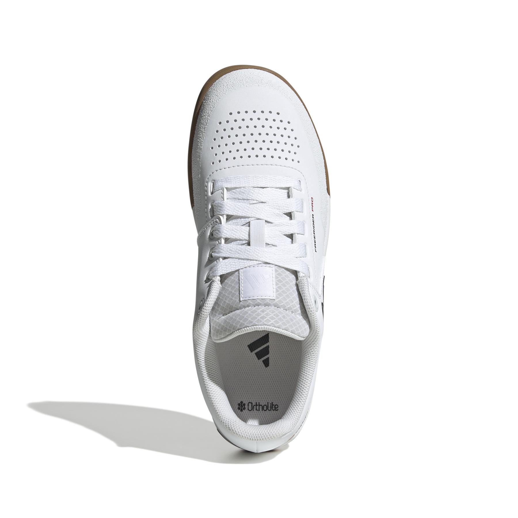 product/a/d/adidas_ih0815_3_footwear_photography_top_portrait_view_white-nw091625.jpg