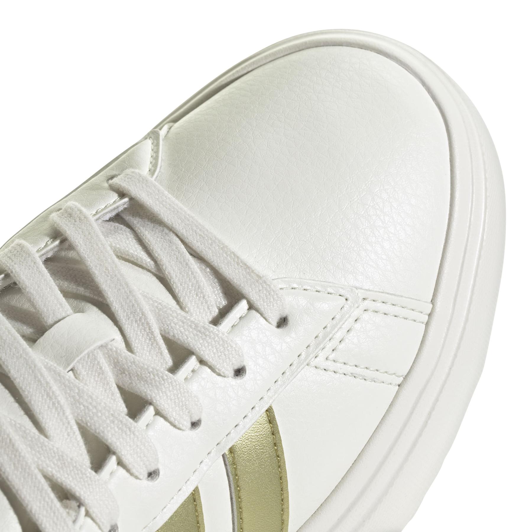 product/a/d/adidas_jr0699_9_footwear_photography_detail_view_2_white-nw091625.jpg