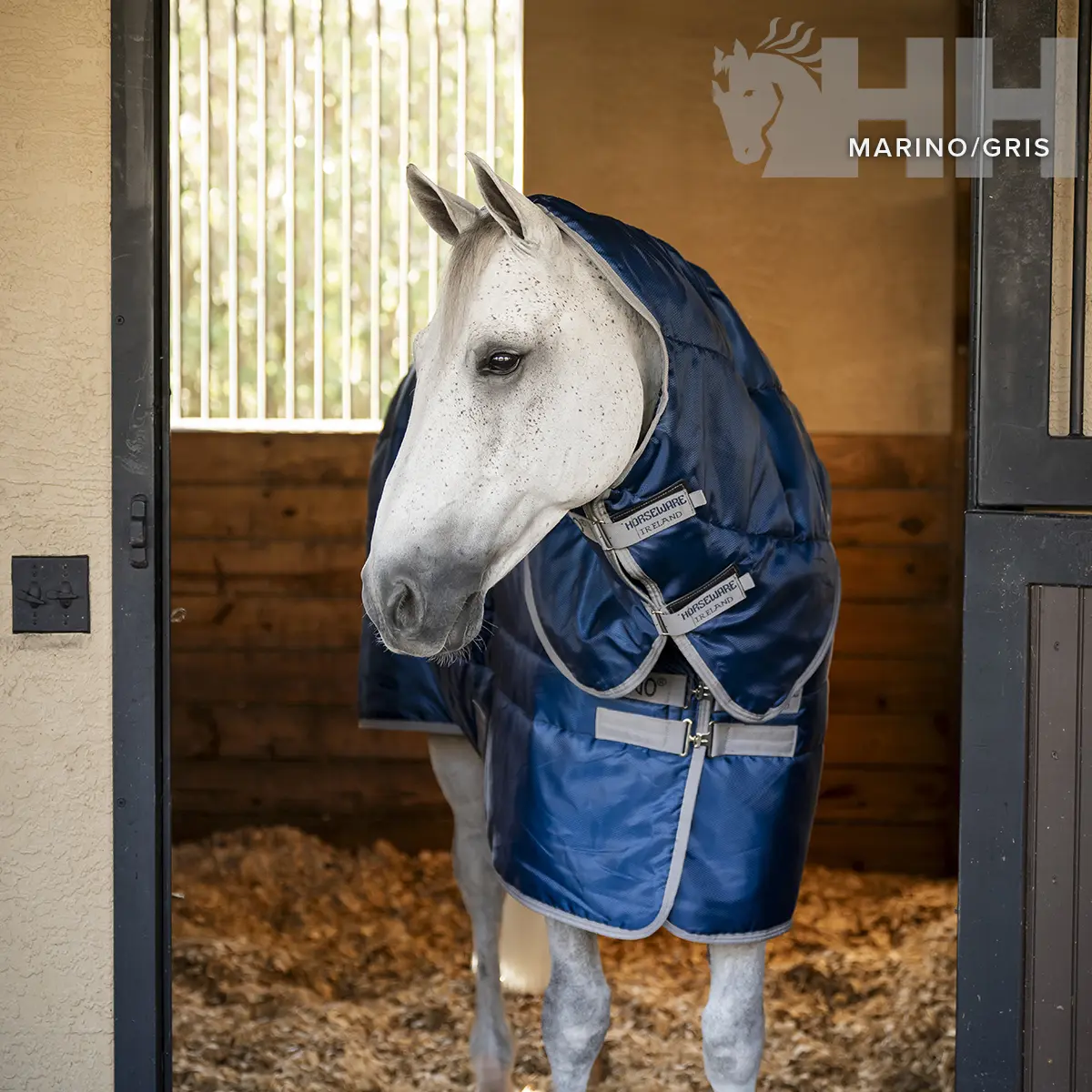 Comparer les prix de Couverture d'écurie avec couvre-cou pour cheval Amigo Insulator Plus 350g