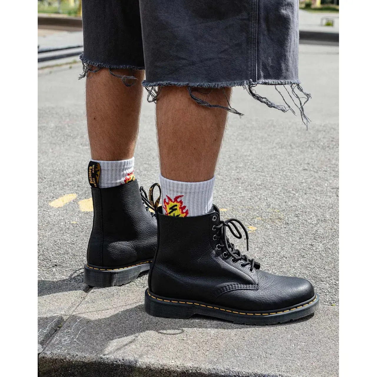 product/d/r/dr-martens_31981001_noir_4.jpg