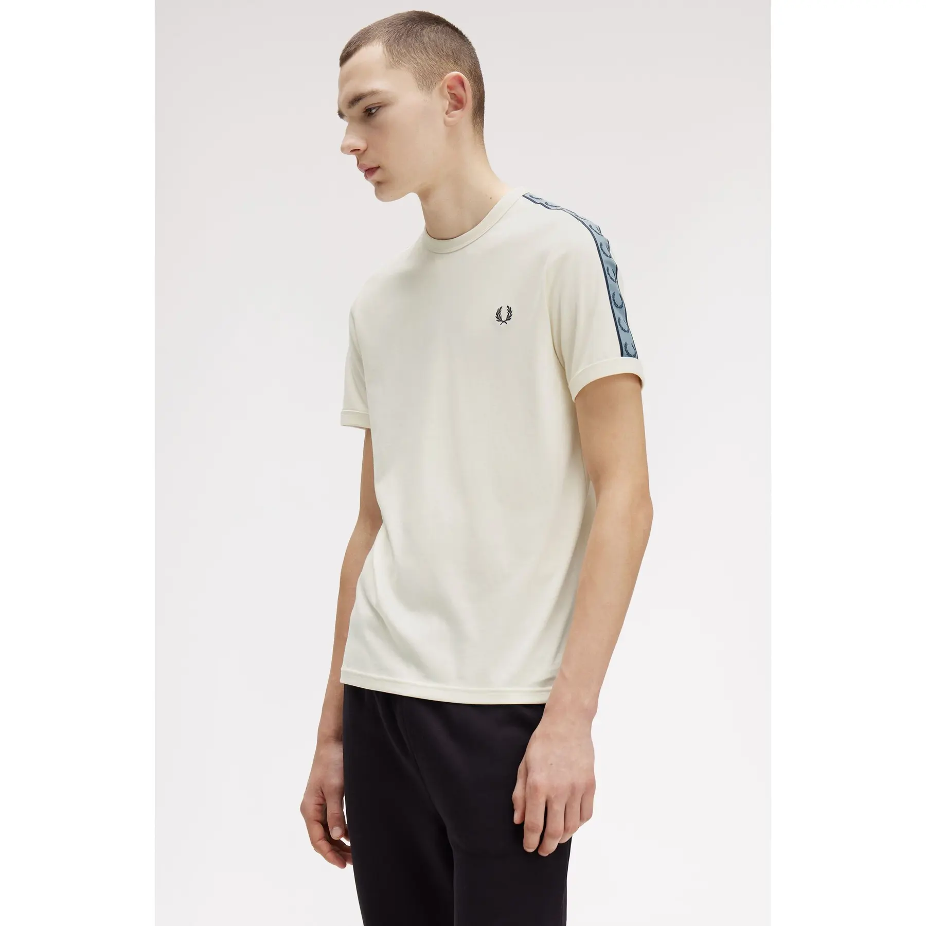 product/f/r/fred-perry_fpm4613-729_ecru-bleu-fonce_5.jpg