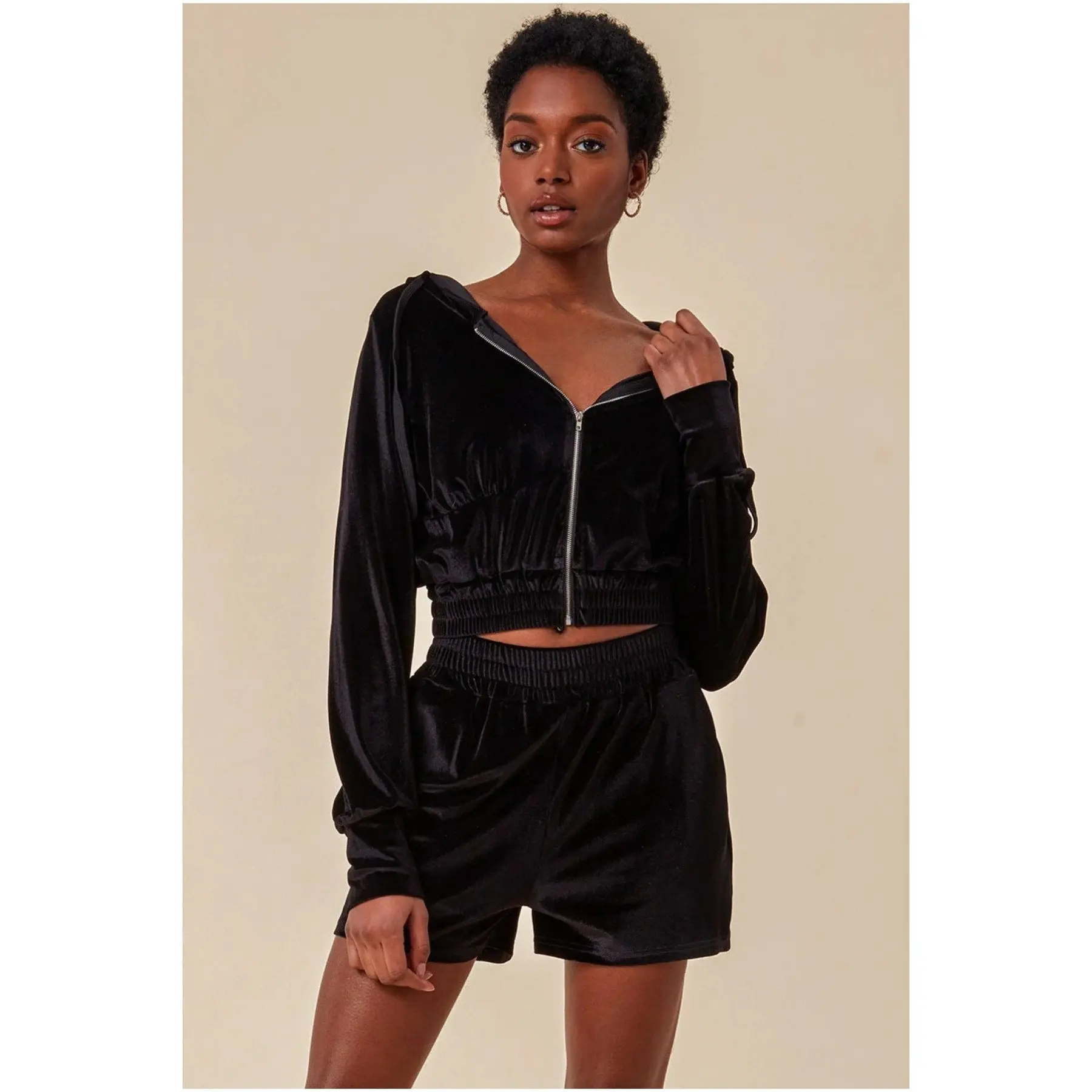 Completo felpa con cappuccio e pantaloncini in velluto donna