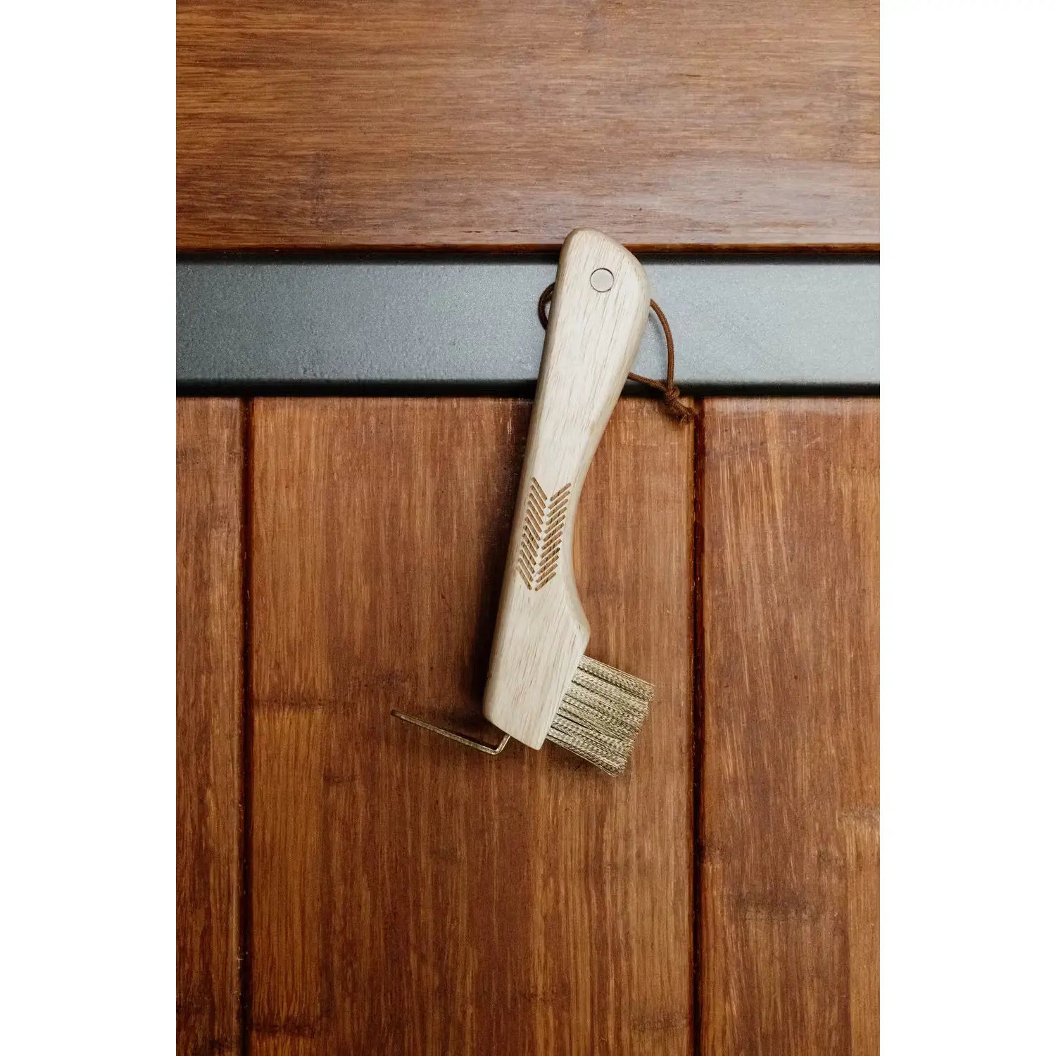 Meilleurs prix pour Cure-pied pour cheval avec poils métalliques et aimant Grooming Deluxe