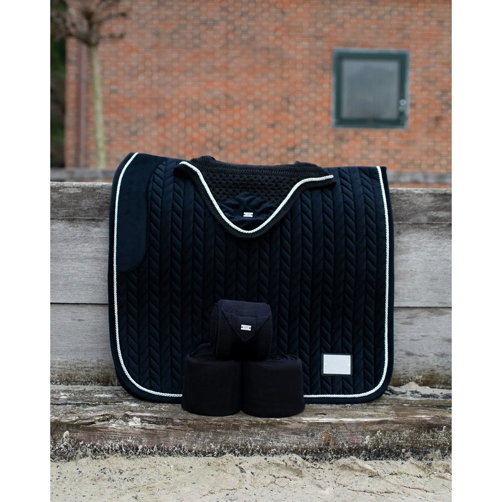 Comparer les prix de Tapis de dressage pour cheval HFI Velvet