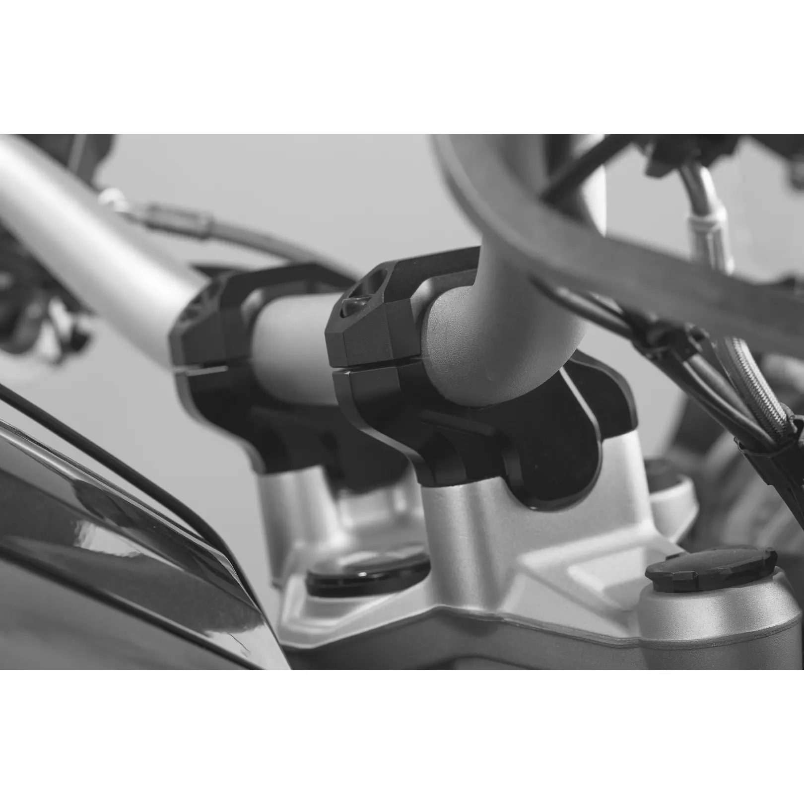 Lenkerbügel Höhe 32 mm.Rückstoß 25 mm.Modelle bmw1250 gs - gsa SW-Motech
