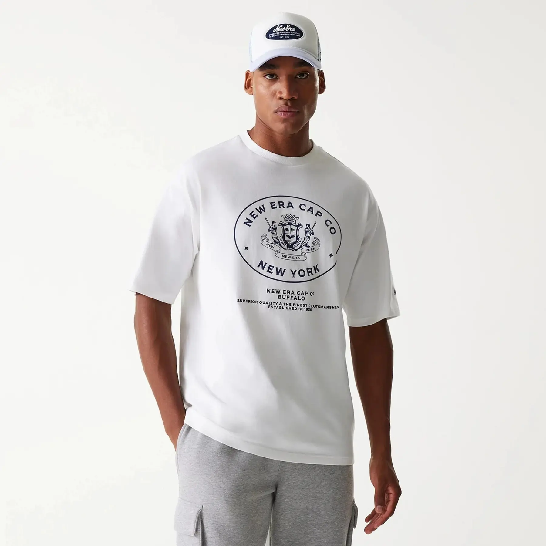 0198582596964 - Oversized T-Shirt New Era Crest Graphic 0198582596964 - Oversized T-Shirt New Era Crest Graphic