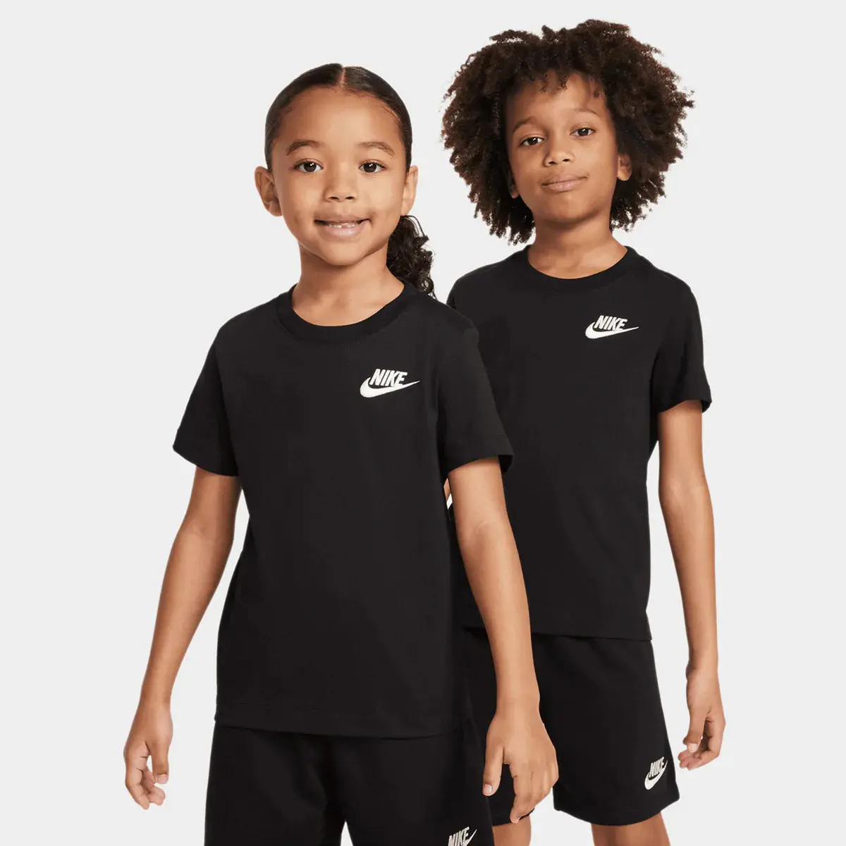 NIKE リンゴロゴTシャツと黒パンツセット NIKE リンゴロゴTシャツと黒パンツセット NIKE リンゴロゴTシャツと黒