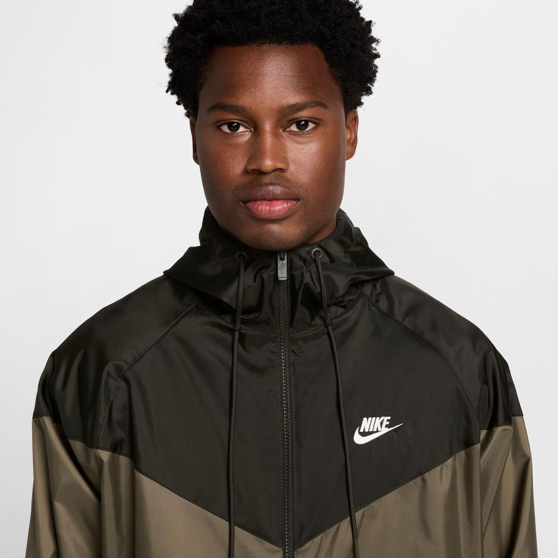 Waterproof jacket Nike Windrunner | Foot-Store