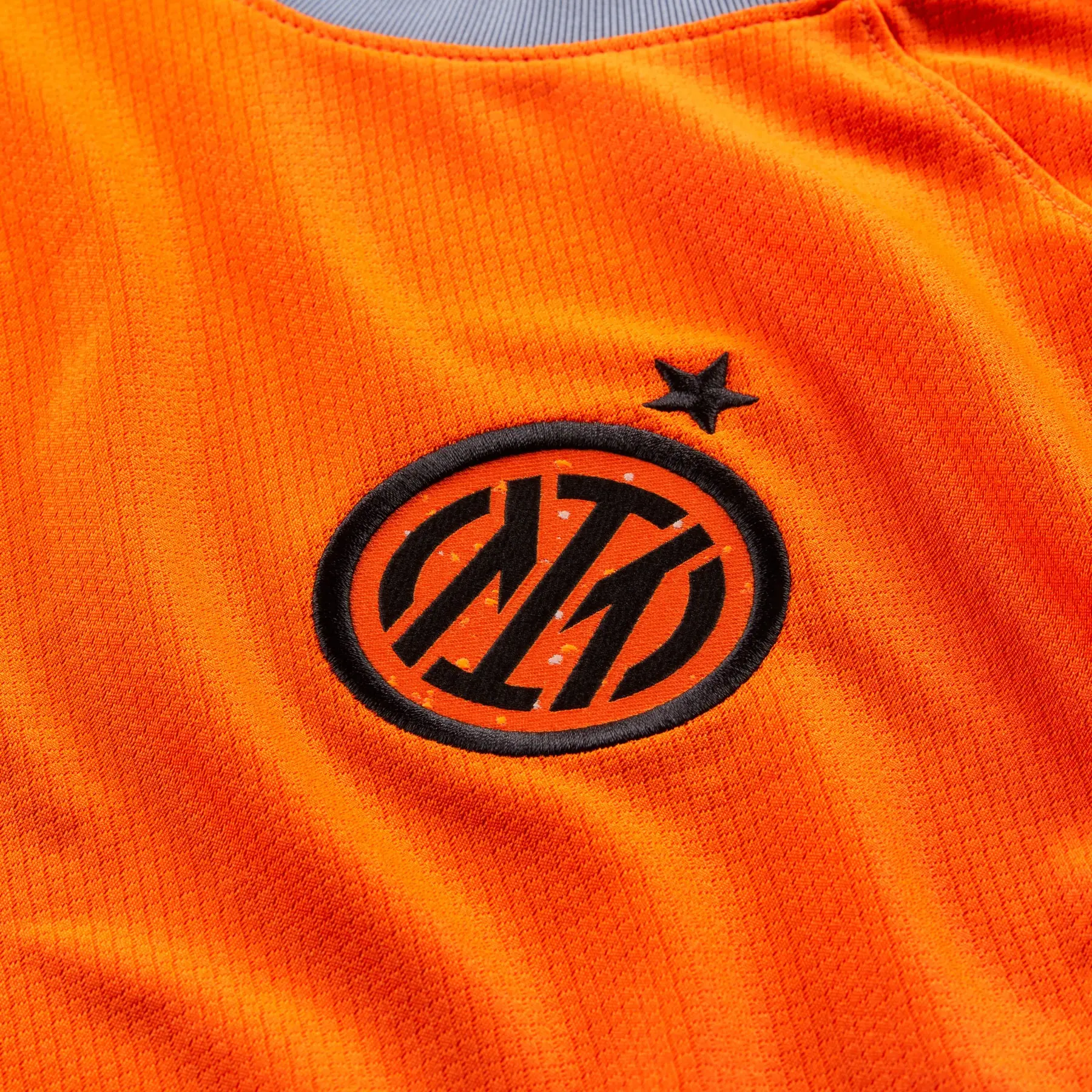 Maglia Inter 2021-2022 con il tricolore e la pelle del Biscione