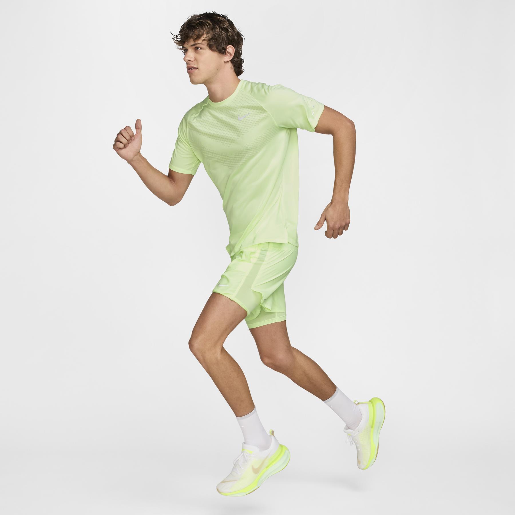 product/n/i/nike_hv5203-701_barely-volt_5.jpg