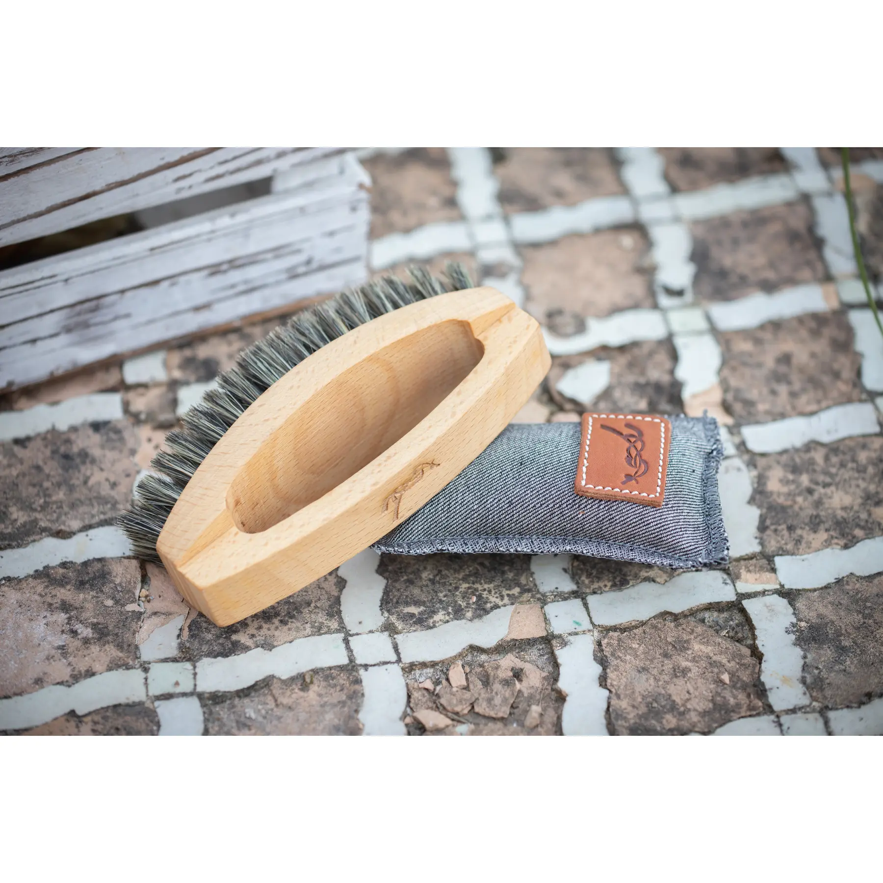 Comparer les prix de Brosse pour cheval  poignée Pénélope