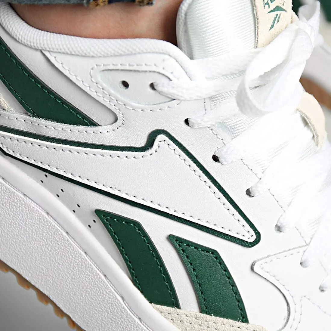 product/r/e/reebok_100205047_ftwrwhite-darkgreen-gum4_7.jpg