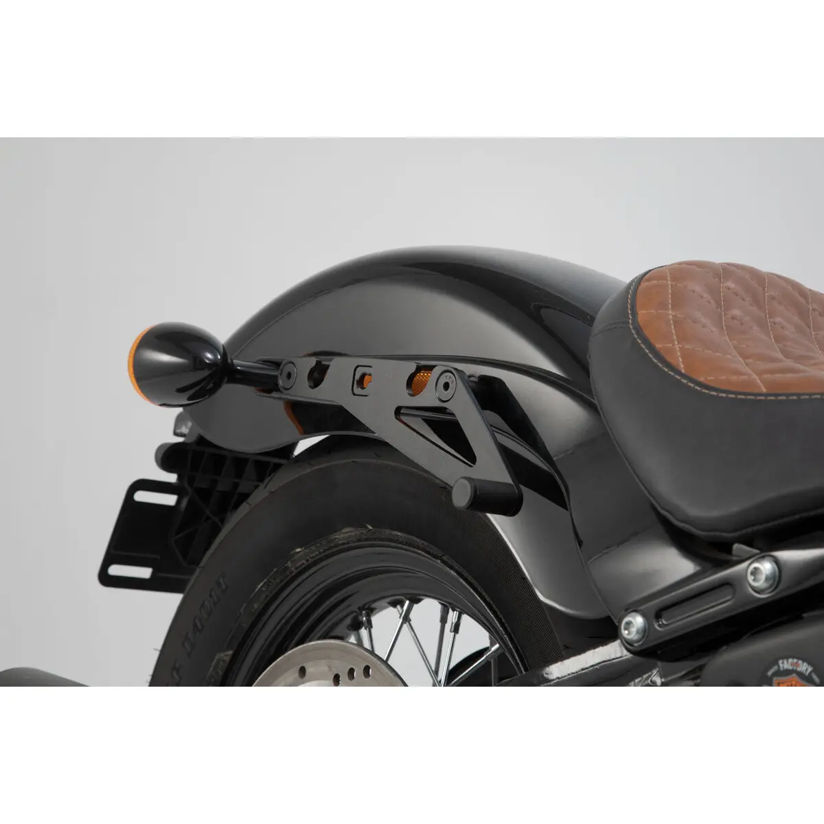 Halterung für rechte Seitentasche SW-Motech SLH LH1. Harley Davidson Street Bob/Slim/Standard.