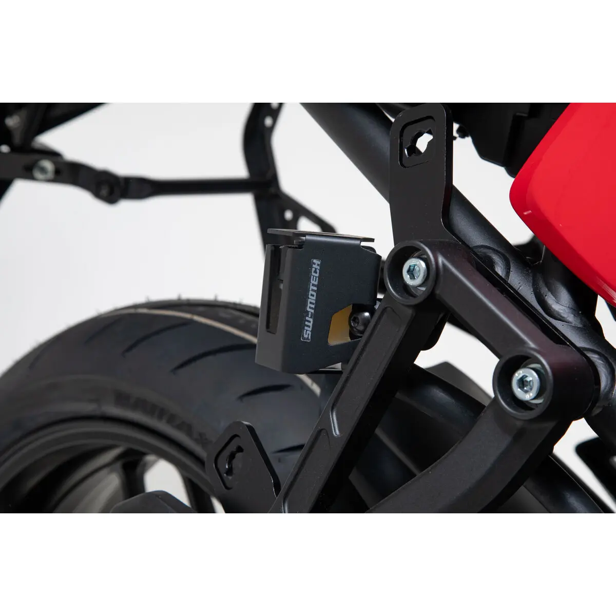 Behälterschutz für den Bremsflüssigkeitsbehälter eines Motorrads SW-Motech Yamaha tracer 9 (20-)