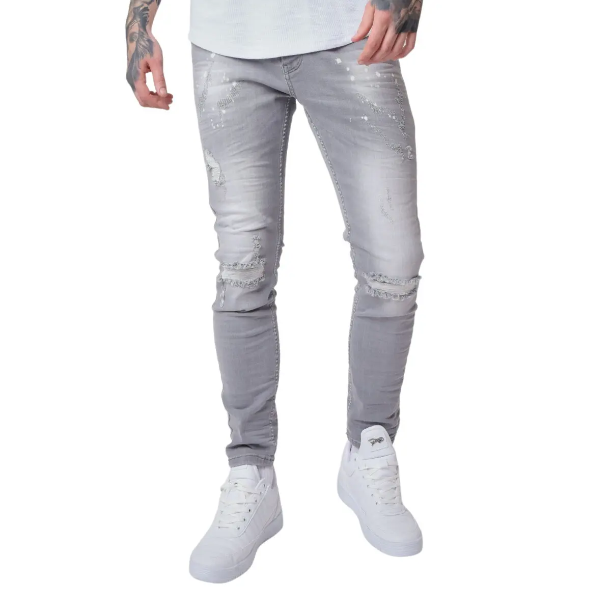 Jeans slim effetto consumato e graffiato