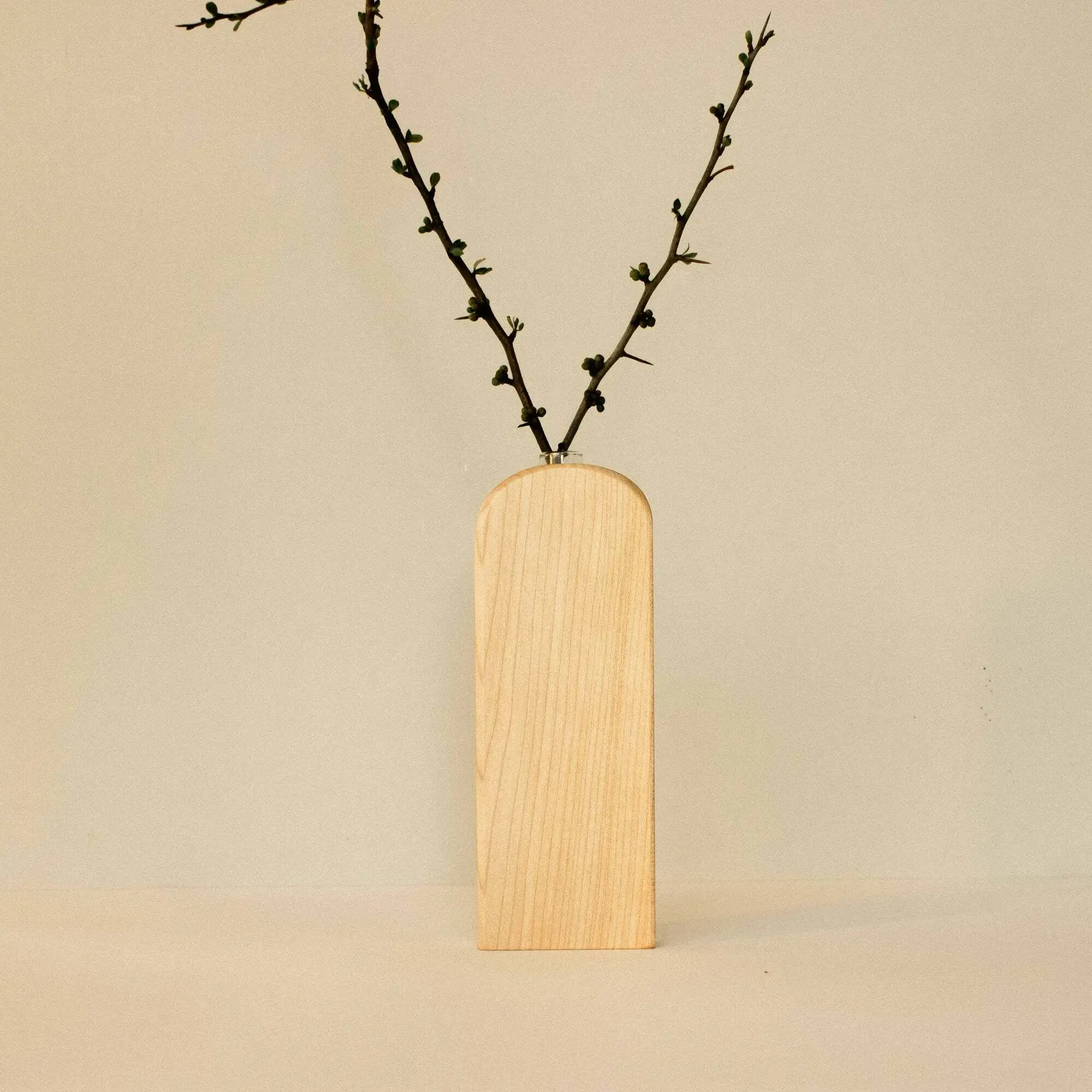 Vase und Holzblumenständer Nr. 02 mit Glas Wooden Story