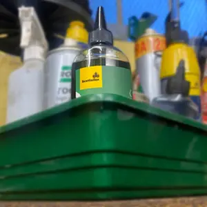 Biodegradable lubricant for electronic chain greasers Scottoiler image-4