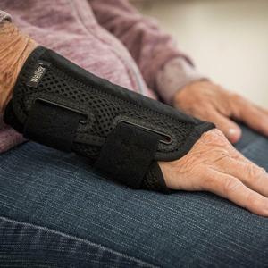 Carpus 1 wrist splint right hand Back on Track image-4