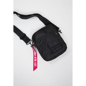 product/1/9/196924-03-alpha-industries-crew-carry-bag-bags-003.jpg