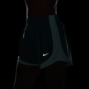 Krótkie spodenki treningowe z siateczki dla kobiet Nike Tempo Dri-fit image-4