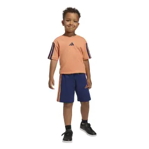 Conjunto de camiseta y pantalón corto con logo para niño adidas Essentials image-3