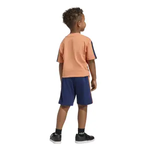 Conjunto de camiseta y pantalón corto con logo para niño adidas Essentials image-4