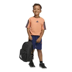 Conjunto de camiseta y pantalón corto con logo para niño adidas Essentials image-5