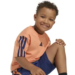 Conjunto de camiseta y pantalón corto con logo para niño adidas Essentials image-6