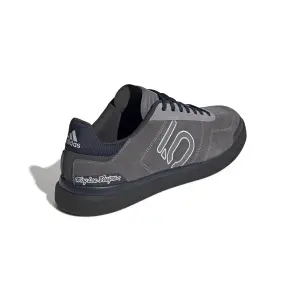 Shoes adidas Sleuth Dlx Mid image-4