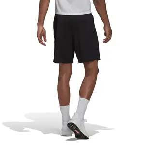 Pantalones cortos de entrenamiento con un gran distintivo deportivo adidas image-3