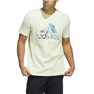 Camiseta con distintivo gráfico deportivo adidas image-4
