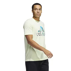 Camiseta con distintivo gráfico deportivo adidas image-2