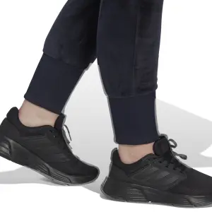 Bequeme Damen-Jogginghose aus Velours adidas Holidayz GT image-5